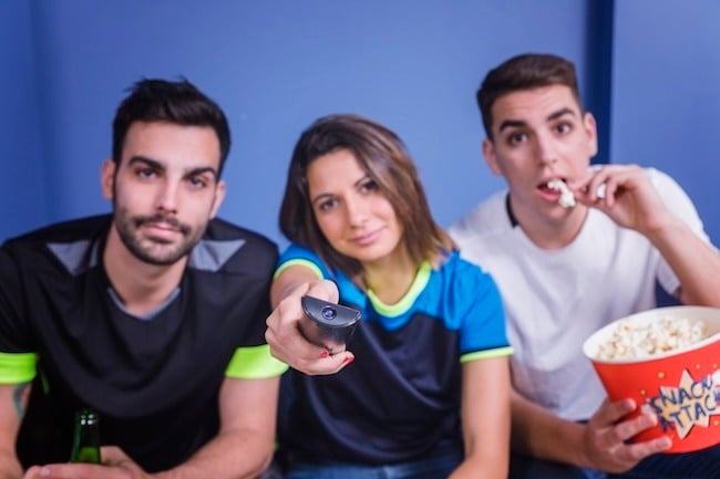 grupo de amigos viendo una de las películas más taquilleras