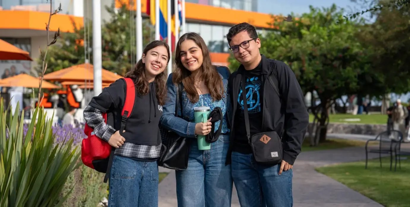 Estudiantes de la Anáhuac Querétaro saliendo de una sesión informativa sobre cómo ser estudiante de intercambio.
