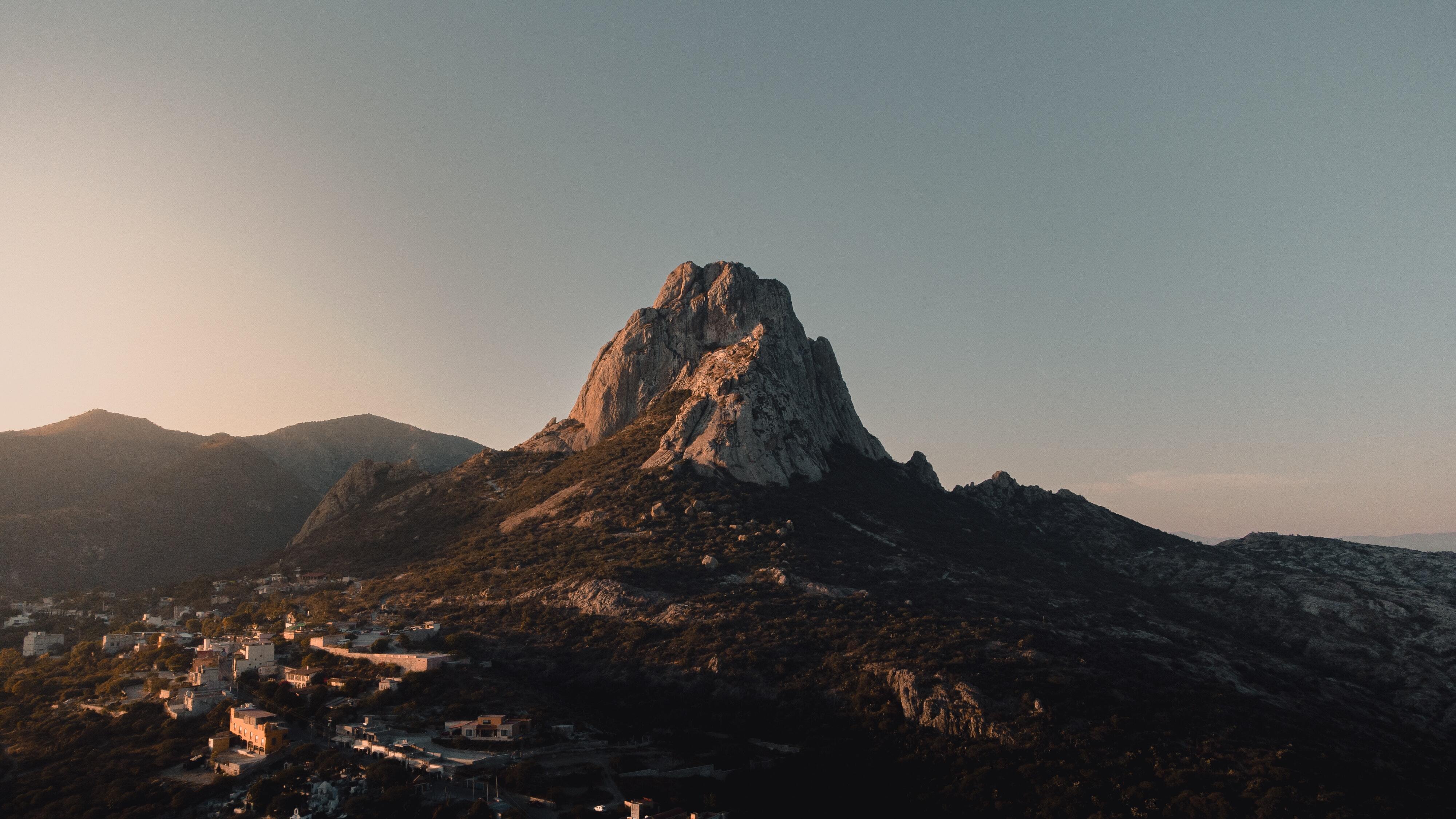 Visita la Peña de Bernal en Querétaro.
