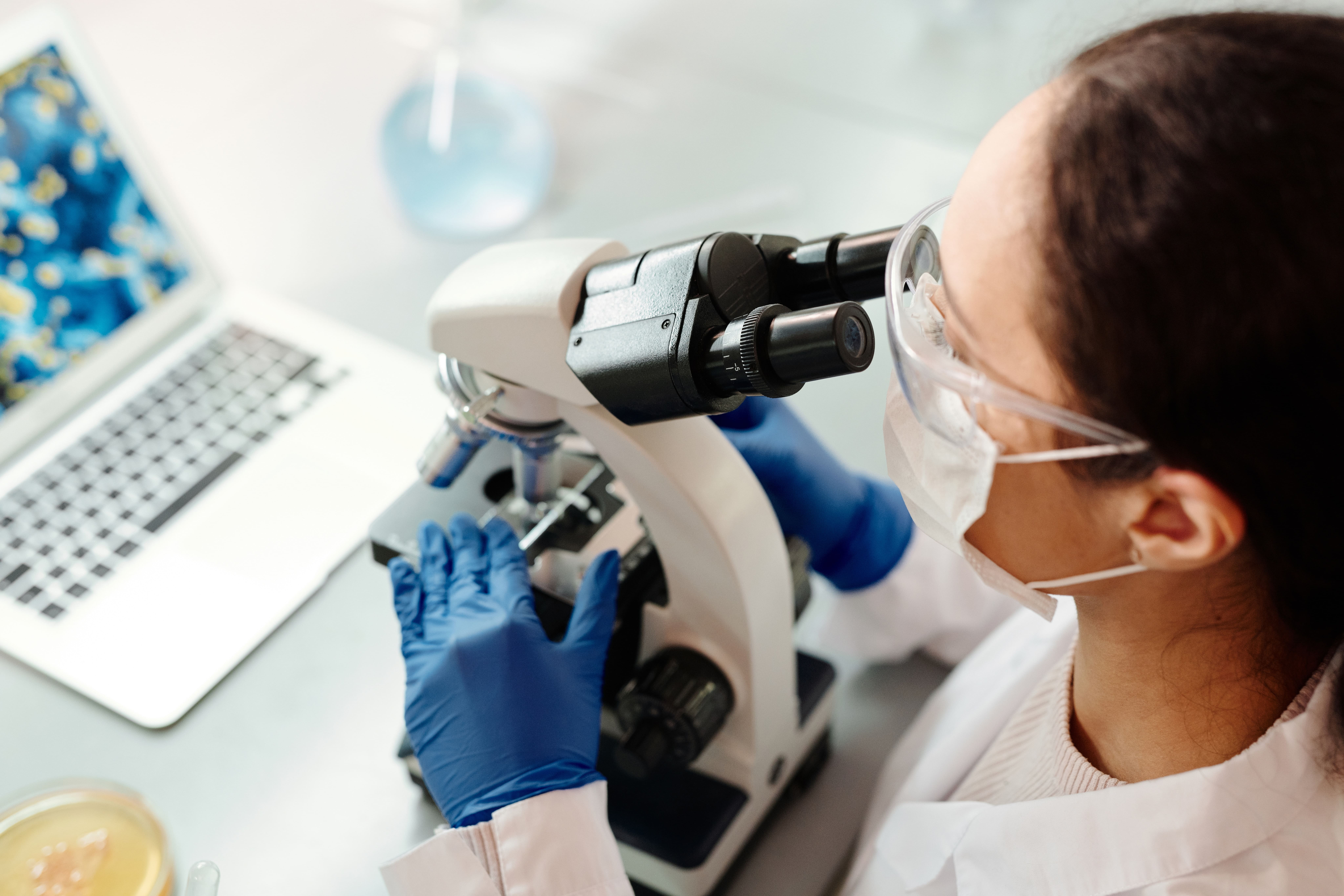 Estudiante de nutrición de la Universidad Anáhuac Querétaro realiza pruebas biológicas en el laboratorio.