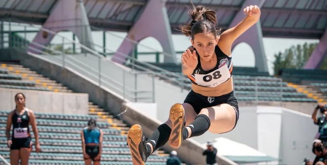 Fotografía de estudiante de la Univerisdad Anahuac Querétaro miembro del equipo de atletismo