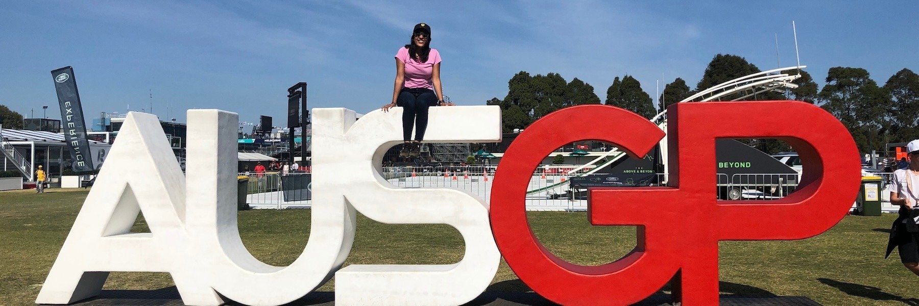 Alumna de Anáhuac Querétaro sentada sobre letras de universidad internacional AUSGP