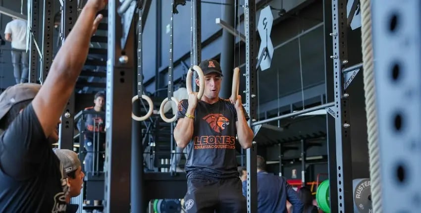 Estudiante de la Anáhuac Querétaro utilizando el equipo de entrenamiento disponible en el gimnasio de la universidad