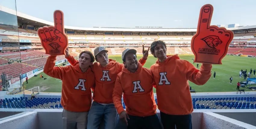 Estudiantes de la Anahuac Querétaro en el estadio con merch de la universidad