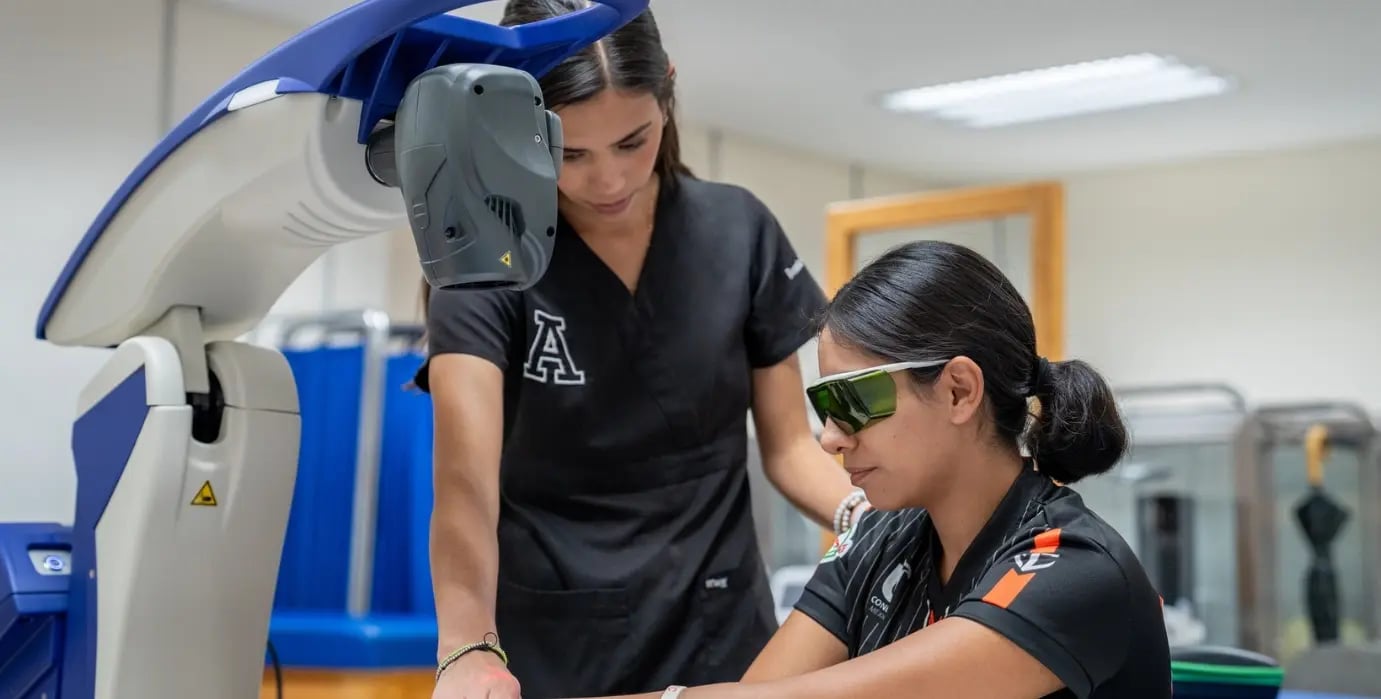 Estudiante de medicina utilizando simulador de realidad virtual en laboratorios de la Universidad Anáhuac Querétaro.