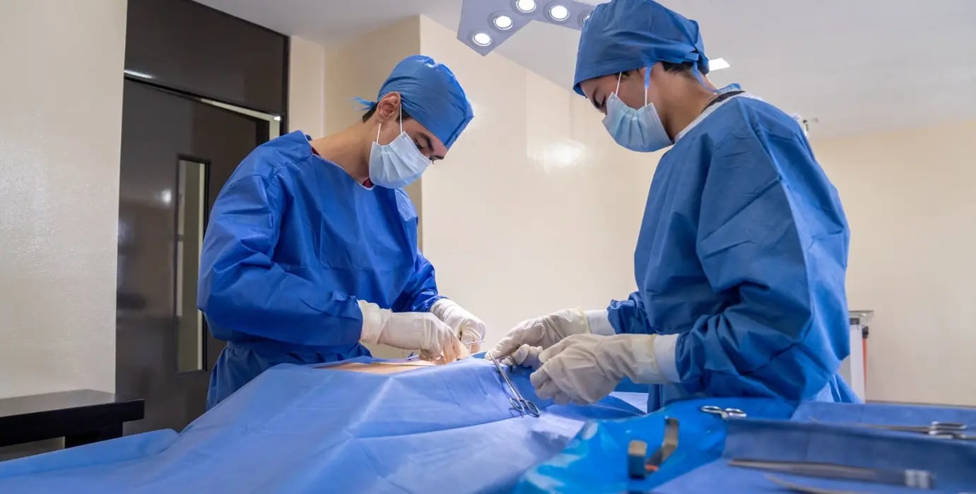 Estudiante médico cirujano de Anáhuac Querétaro realizando una operación práctica en el campus