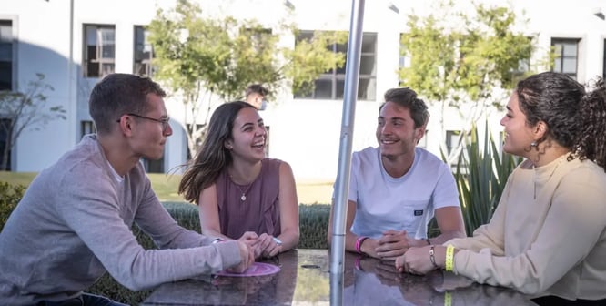Grupo de alumnos foráneos hablando sobre como unirse a la comunidad en Querétaro