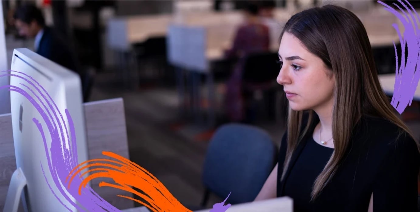Estudiante de Anáhuac Querétaro aplicando la pedagogía en el ámbito digital con una computadora