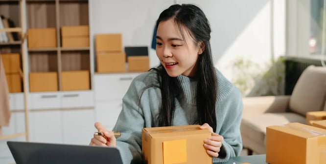Chica joven emprendiendo un negocio digital