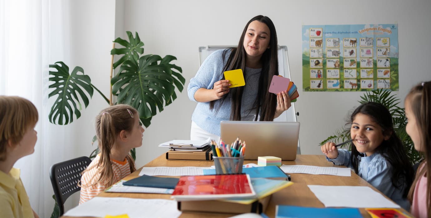 Maestra enseñando a niños luego de estudiar pedagogía