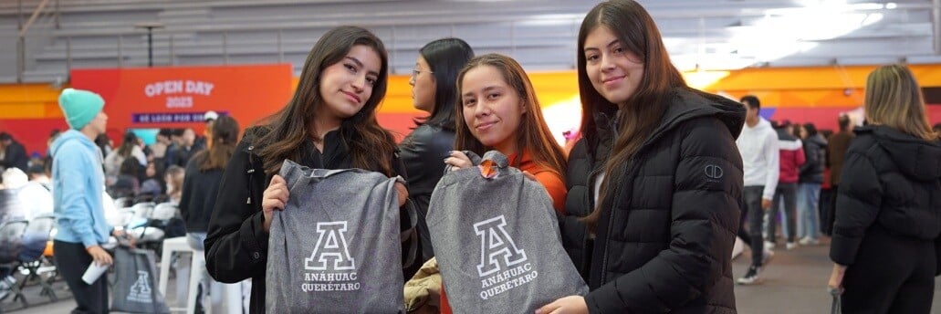 Estudiantes con su kit de bienvenida del Open Day en Anáhuac Querétaro