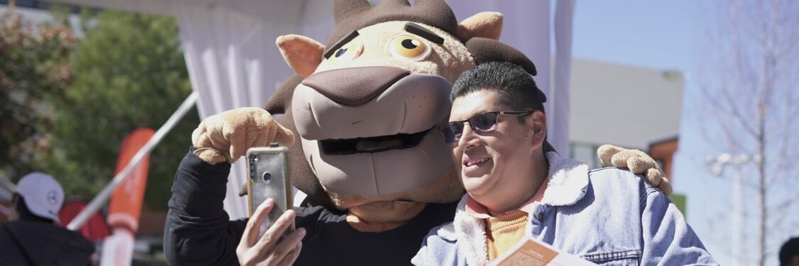 Papá de futuros univesitarios con botarga de mascota de león Leonel de Anáhuac Querétaro