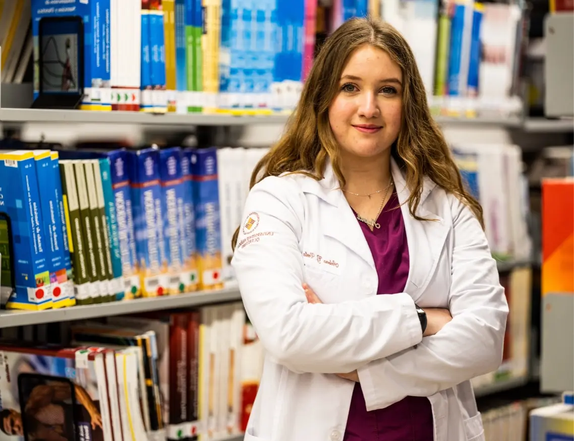 Estudiante universitaria practicando sus habitos de estudio para la universidad