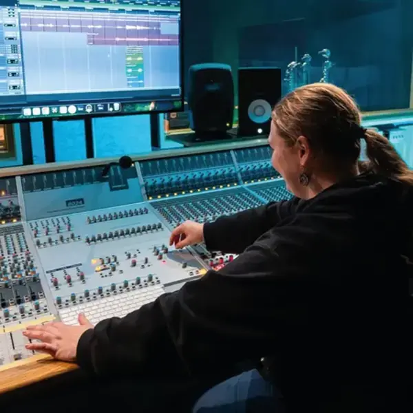 Estudio de SAE institute con productor en el estudio trabajando con el equipo de sonido