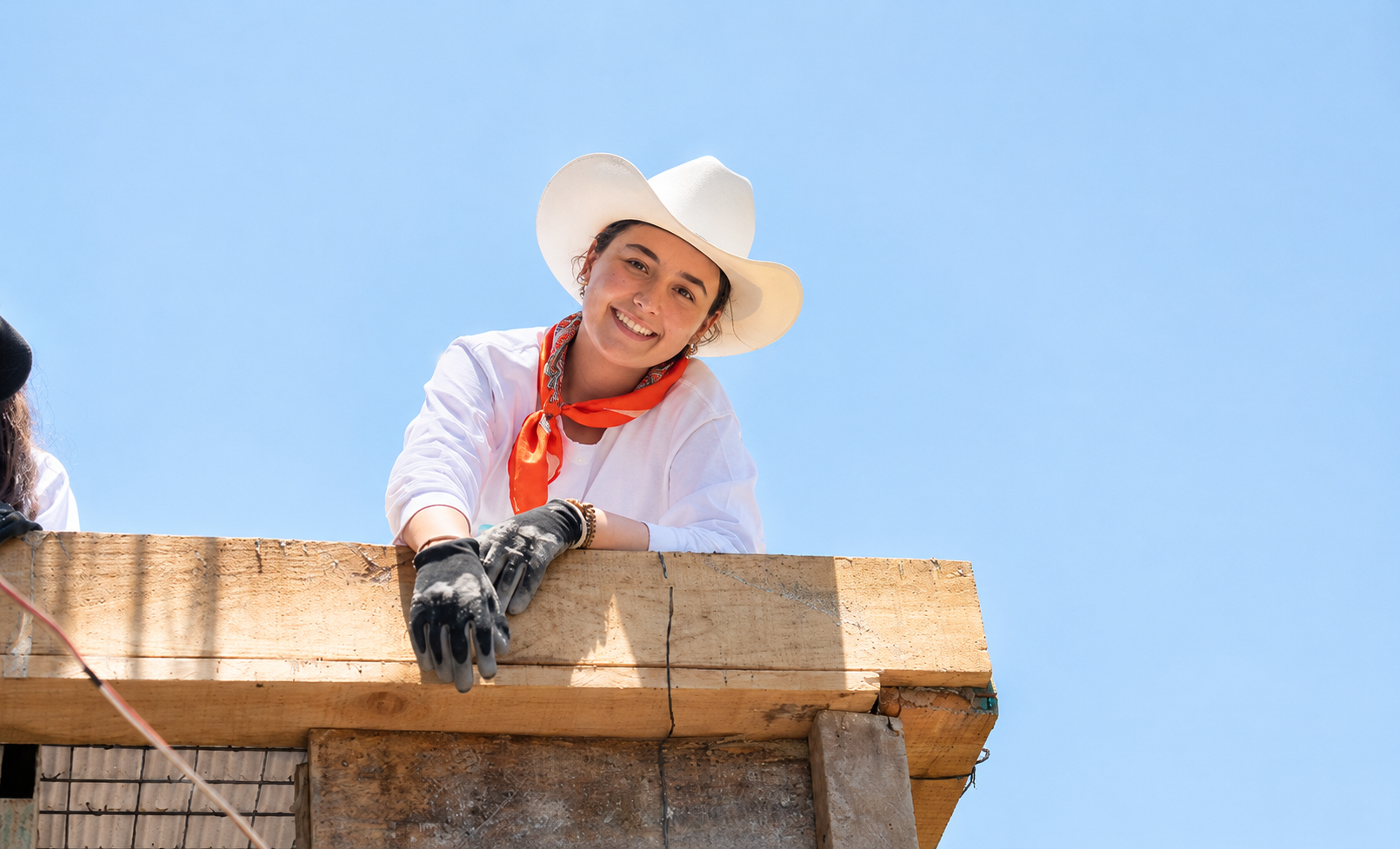 imagen de una niña arriba de una casa en construcción 