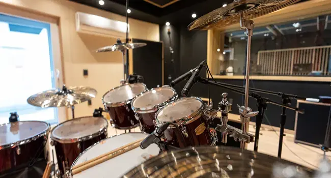El fondo de un estudio de grabación con una bateria compuesta por tambores 