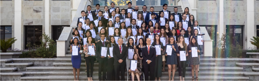 Alumnos y alumnas reciben su beca de excelencia por la Universidad Anáhuac Querétaro.
