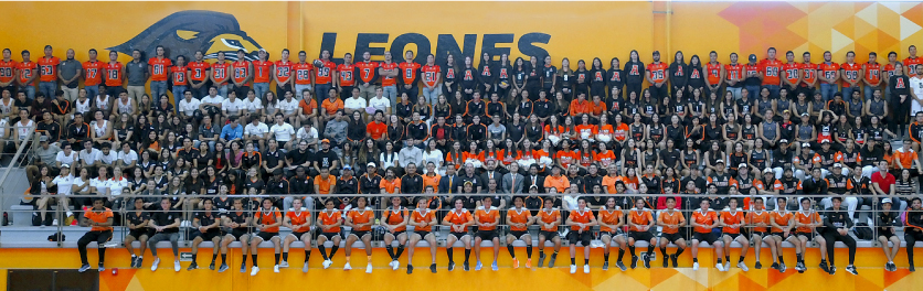 Alumnos del equipo de Leones de la Universidad Anáhuac Querétaro reciben su beca deportiva.