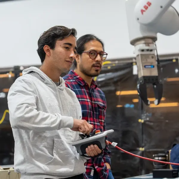 Estudiantes ingeniería mecanica anáhuac querétaro en laboratorio operando robot