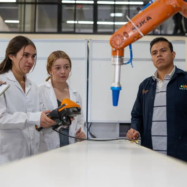 Estudiantes de la carrera de ingeniería mecatrónica en campus Anáhuac Querétaro