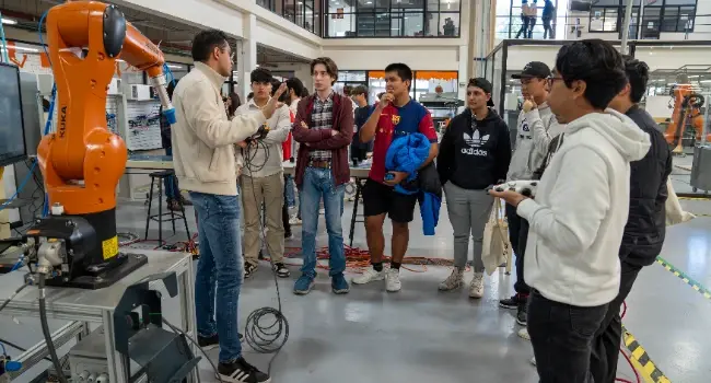 Estudiantes de ingeniería anahuac queretaro en laboratorio operando maquinaria