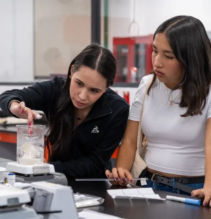 alumnas en práctica química en laboratorio