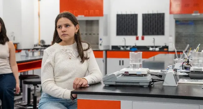 estudiante de ingiería química en práctica de laboratorio