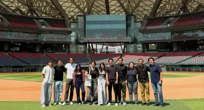 Grupo de personas en campo de béisbol 