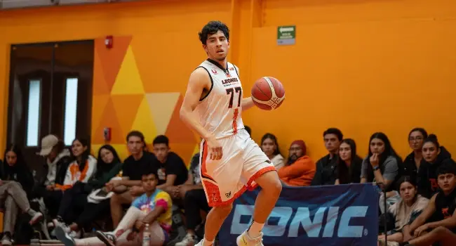 Jugando baloncesto