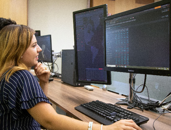 Alumna de la Universidad Anáhuac Querétaro trabajando frente una computadora.