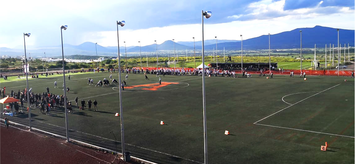 Canchas de fútbol de la Universidad Anáhuac Querétaro con impresionantes montañas de fondo.