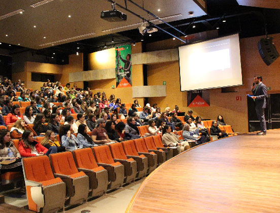 Presentación en el auditorio de la Universidad Anáhuac Querétaro. Estudiantes atentos al expositor durante la presentación.