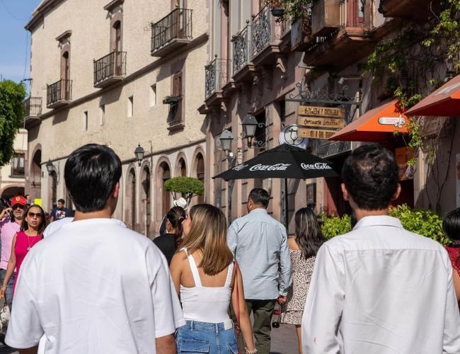 Estudiantes de la Universidad Anáhuac realizando actividades en Querétaro con poco presupuesto y paseando por el centro de la ciudad