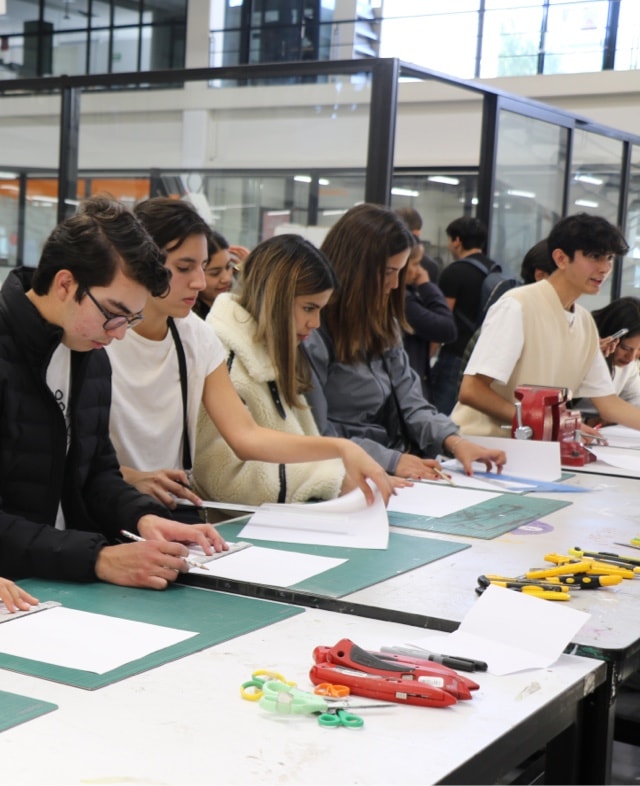 Alumnos en taller de arquitectura en Universidad Anáhuac Querétaro 