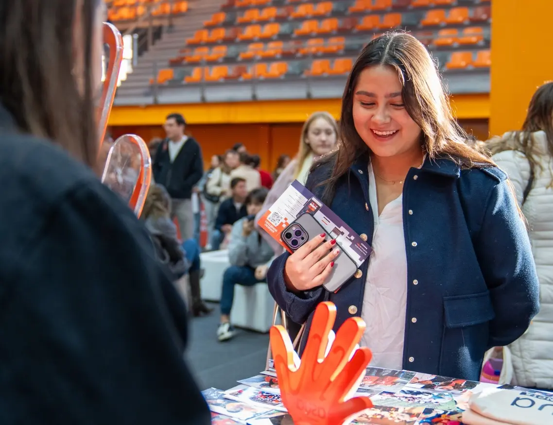 Estudiante de nuevo en la Anáhuac Querétaro pidiendo informes sobre los tipos de becas disponibles en la universidad
