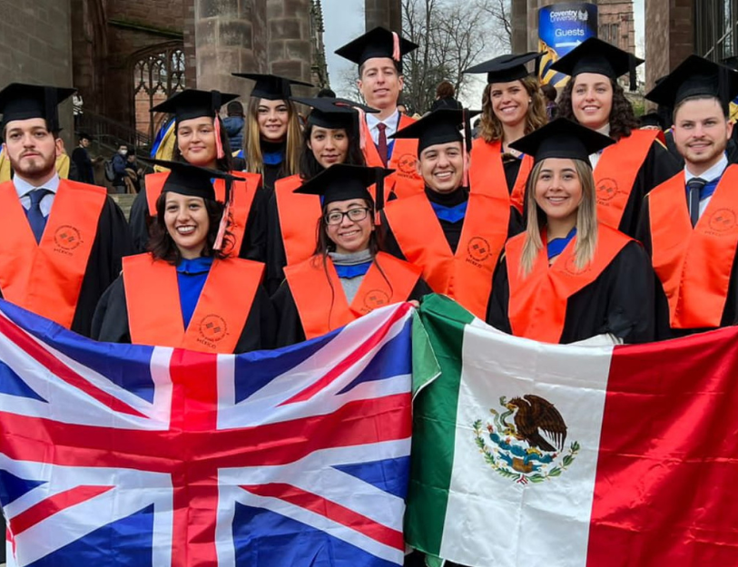 Graduados de Anáhuac Querétaro con una doble titulación y banderas de Inglaterra y México