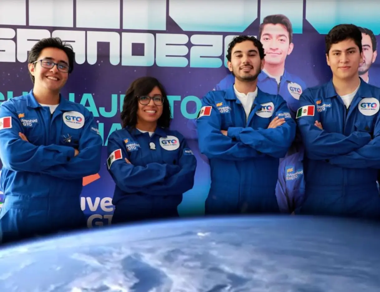 Grupo de estudiantes de ingeniería mexicanos empezando su carrera en la Nasa