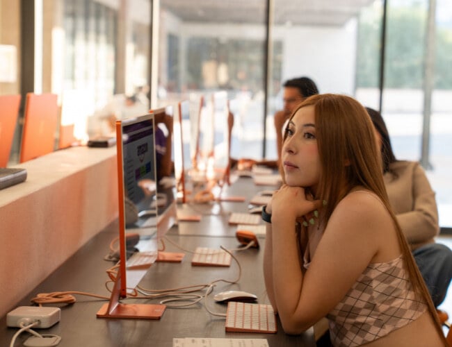 Estudiante de ciencias juridicas y sociales en laboratorio de computo anahuac queretaro