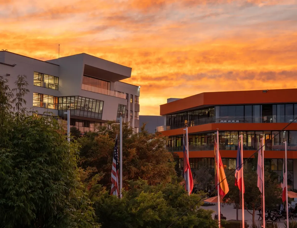 Campus Anáhuac Querétaro al atardecer desplegando las banderas de los programas de intercambio y movilidad académica en el extranjero