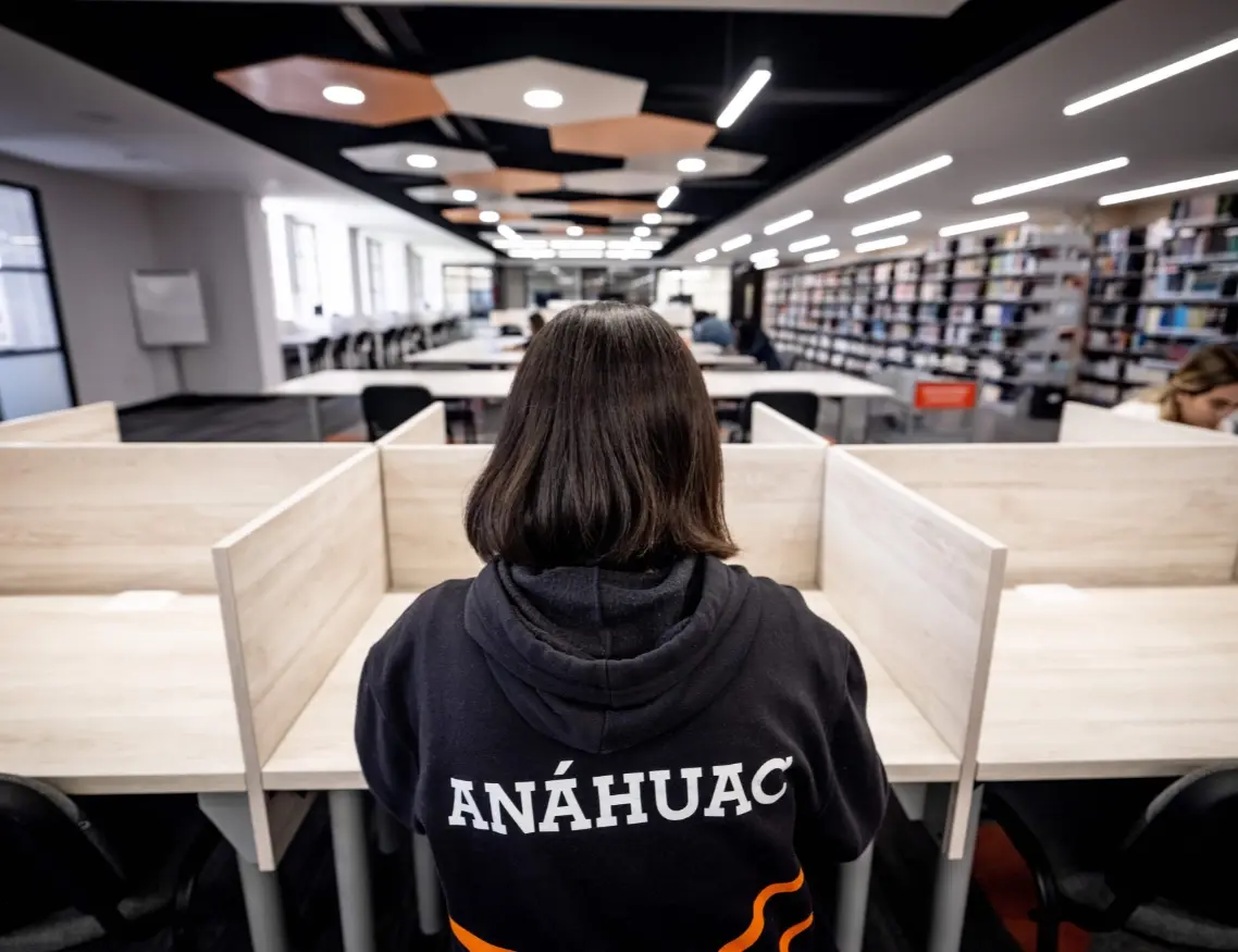 Estudiante de preparatoria realizando su examen de admision