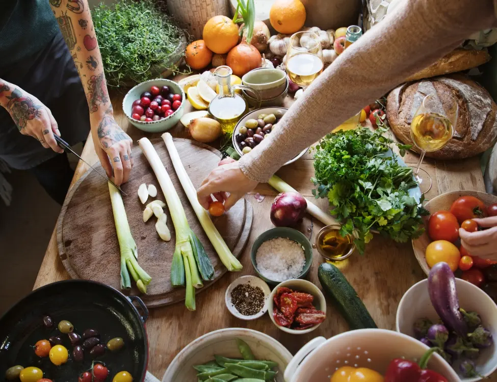 Un nutriologo y un chef cortando vegetales, mostrando la diferencia entre ambas profesiones