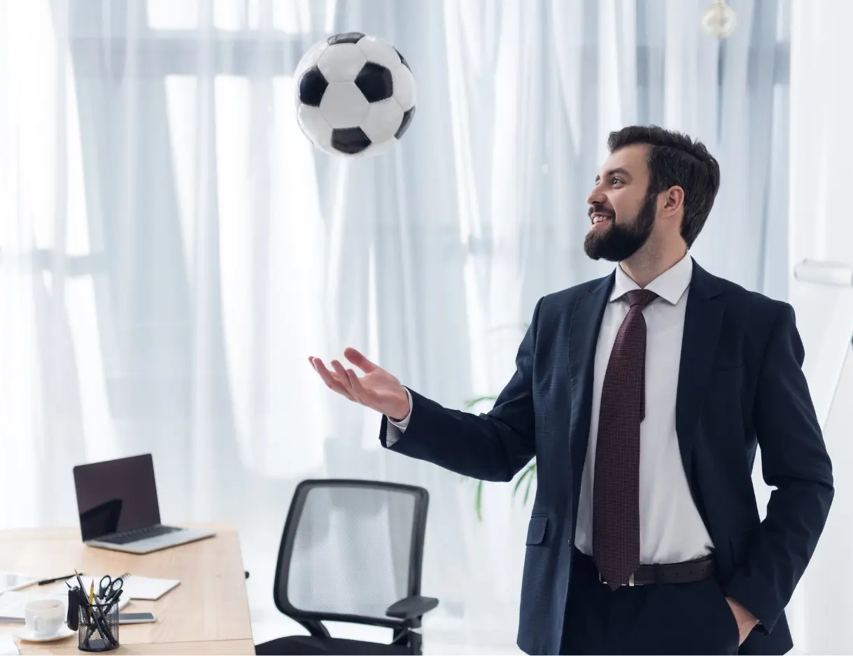 Hombre joven ejecutivo que se dedica a la gestión deportiva