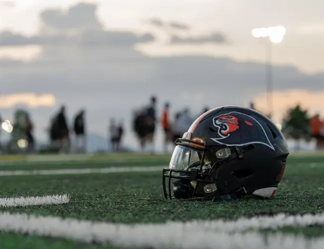 Fotografía de un casco de Futbol Americano de los Leones de la Anáhuac Querétaro en el campo de entrenamiento
