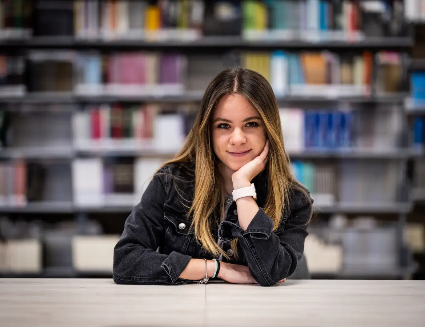 Alumna que descubre su vocación feliz en la biblioteca de Anáhuac Querétaro