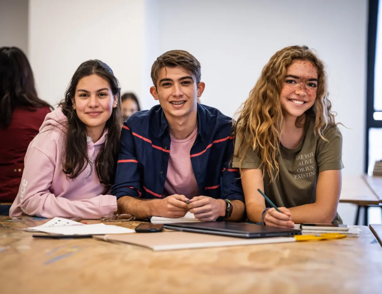 Estudiantes de arquitectura de Anáhuac Querétaro diseñando un proyecto para su doble titulación en España.