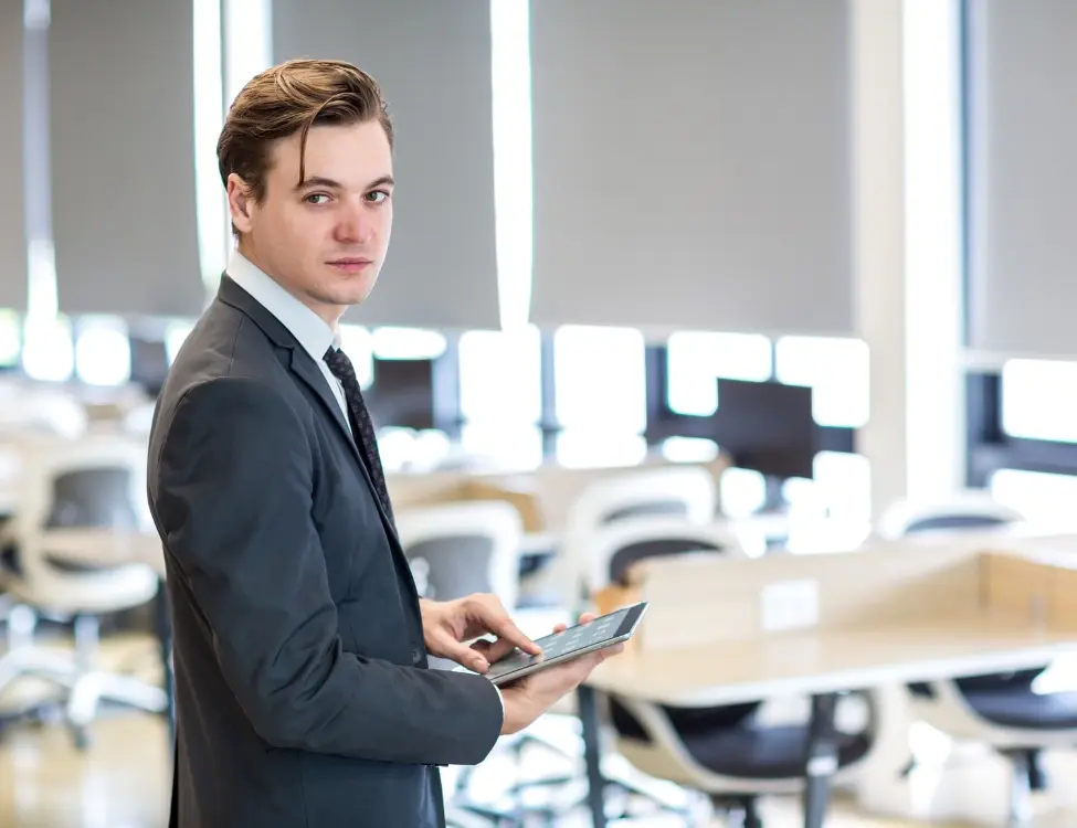 Administrador de empresas viendo sus opciones en el campo laboral
