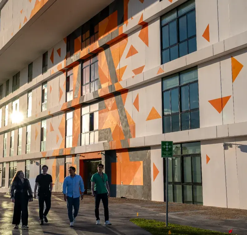 https://3892826.fs1.hubspotusercontent-na1.net/hubfs/3892826/estudiantes-generales-caminando-1-800x760.webp