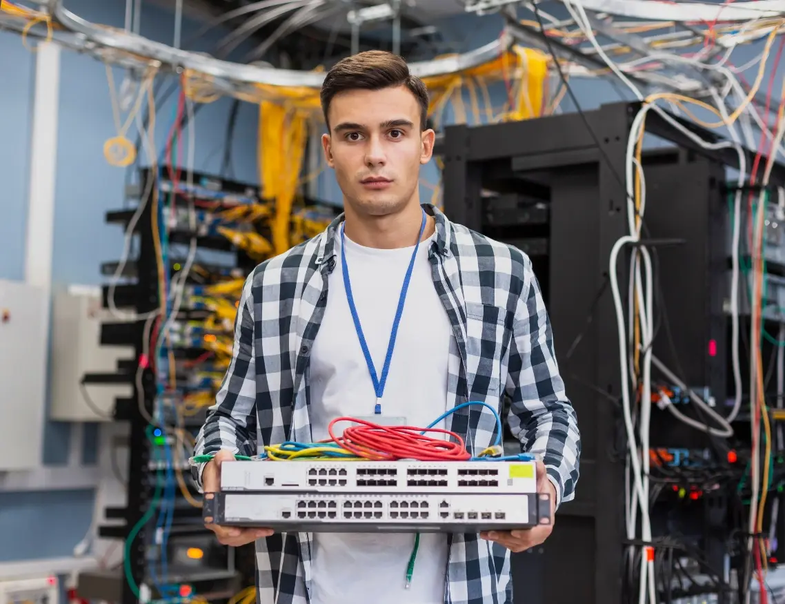 Estudiante joven de ciencia de datos en querétaro rodado de cables y elementos de informática 