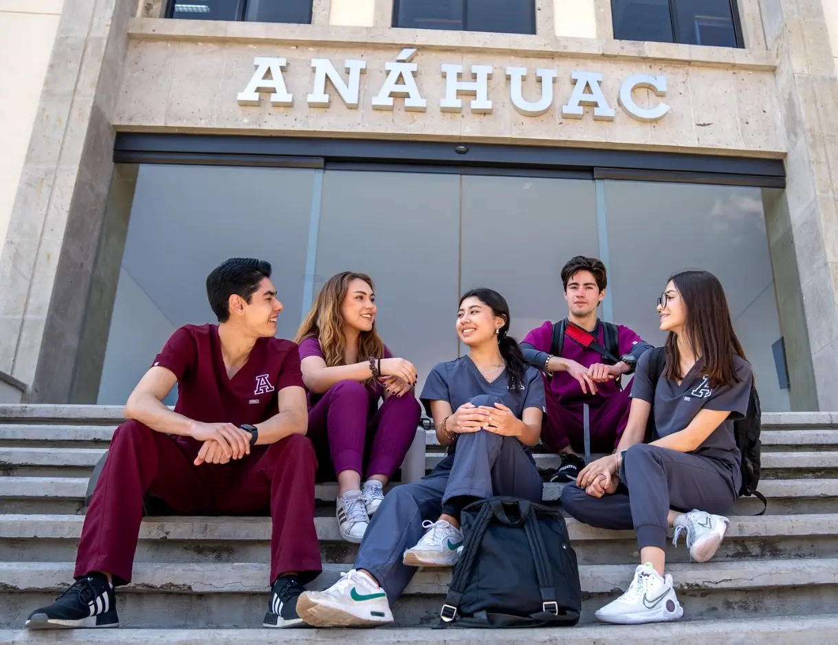Estudiantes de medicina de la Universidad Anáhuac Querétaro conversando sobre las nuevas tecnologías de la salud
