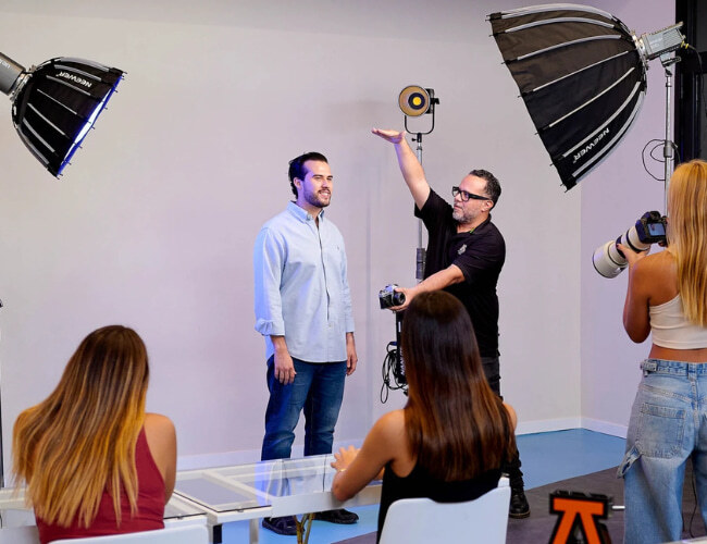 Estudiantes de estudios creativos en estudio de fotografia